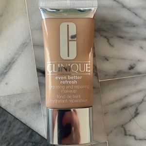 Clinique even better refresh hydrating and repairing makeup CN52 neutral
